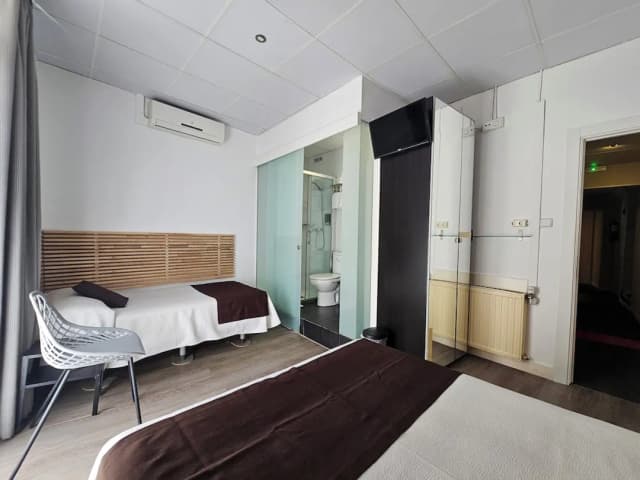 Hotel Palermo Barcelona-Habitación triple baño privado con balcón-6