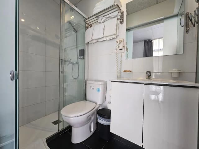 Hotel Palermo Barcelona-Habitación triple baño privado con balcón-10