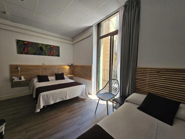 Hotel Palermo Barcelona-Habitación triple baño privado con balcón-4