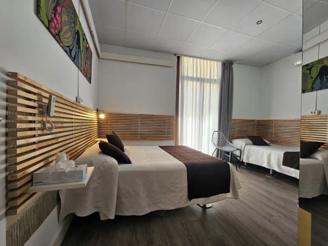 Hotel Palermo Barcelona-Habitación triple baño privado con balcón-5