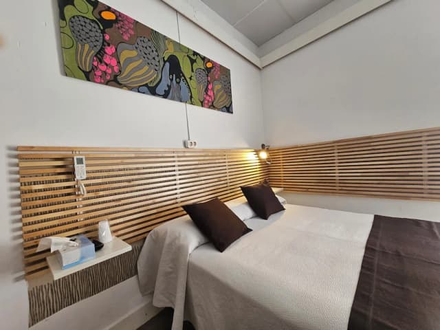 Hotel Palermo Barcelona-Habitación triple baño privado con balcón-1