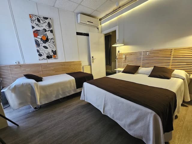 ホテル パレルモ バルセロナ-Habitación triple Baño privado interior-1