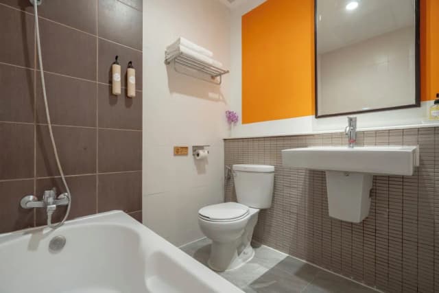 曼谷飯店-Superior with Balcony  Room, 1 Double or 2 Twin Beds-6