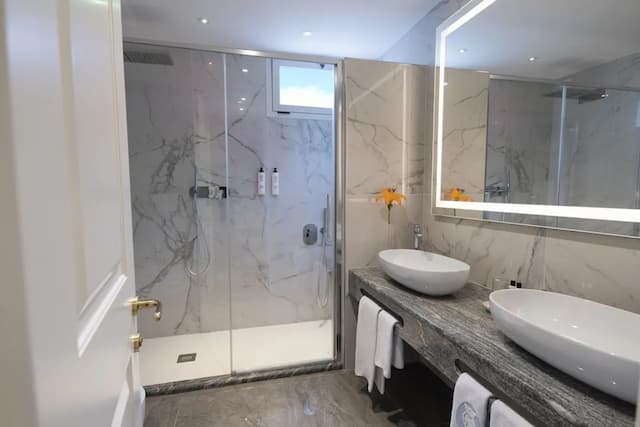 Rivoli Boutique Hotel-Deluxe Triple Room-6