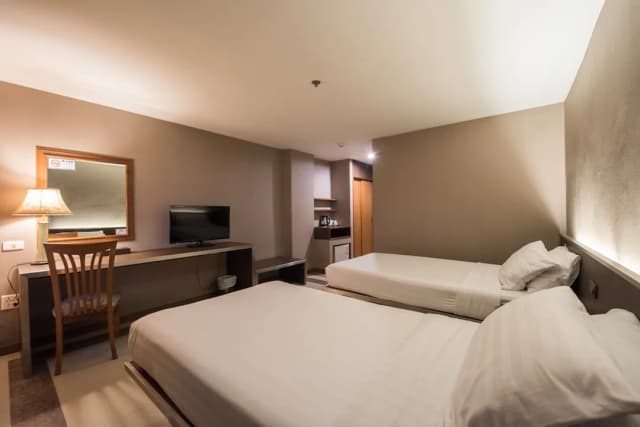 曼谷城市套房酒店-豪華雙床房-5