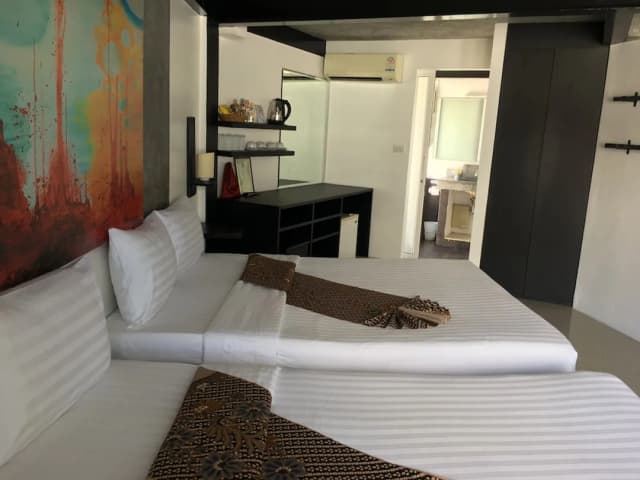 The Front Hotel and Apartment-Comfort Quadruple Room, Partial Ocean View-4