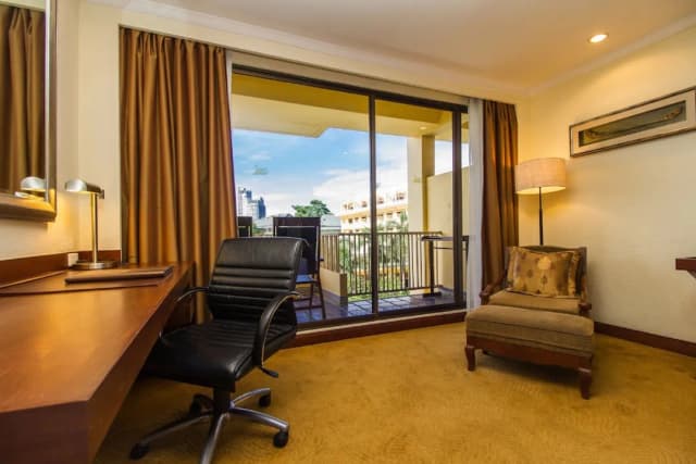 Dusit Thani Pattaya-Premium Room, 1 King Bed, Garden View-2