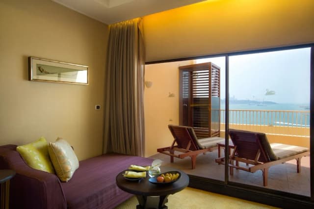 Dusit Thani Pattaya-Club Grand Room Two Queen-3
