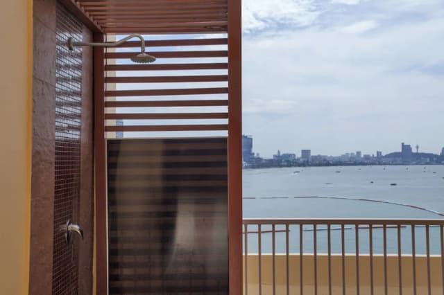 Dusit Thani Pattaya-Club Grand Room Two Queen-4