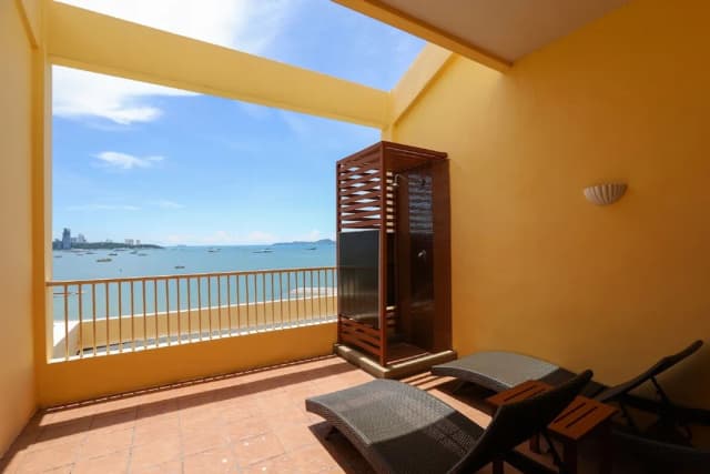 Dusit Thani Pattaya-Club Grand Room Two Queen-2