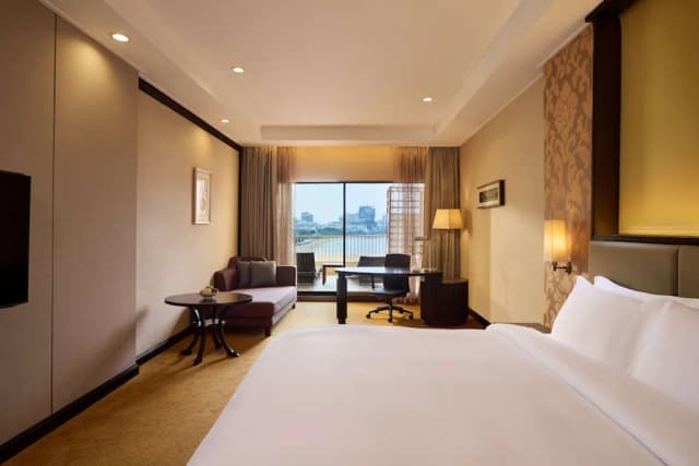 Dusit Thani Pattaya-Club Grand Room King-1