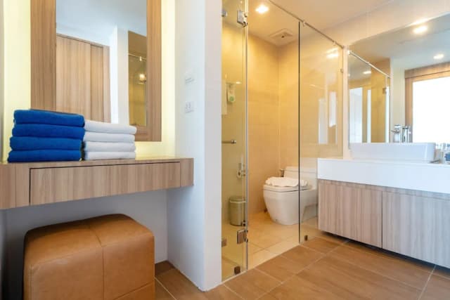Patong Bay Hill Resort-Premier Suite Jacuzzi Seaview-10