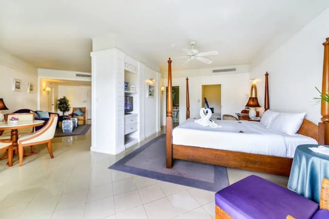 Andaman Seaview Hotel-Deluxe Room, Bathtub, Pool View-3