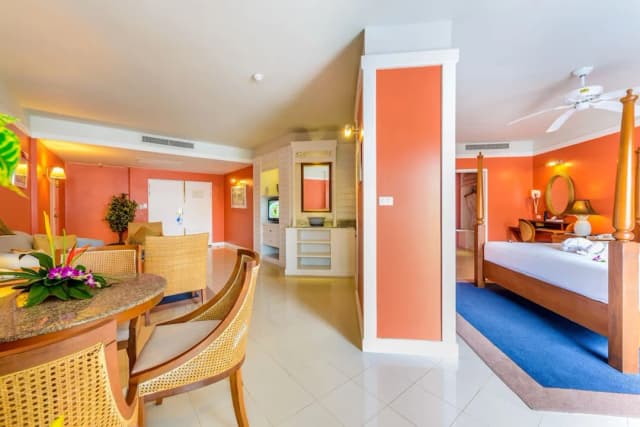 Andaman Seaview Hotel-Deluxe Room, Bathtub, Pool View-2