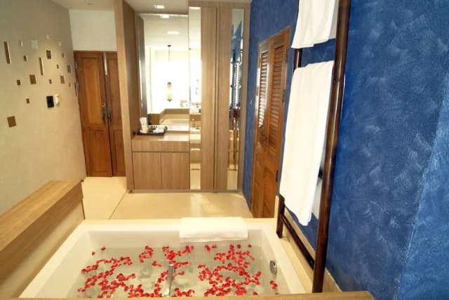 타패 게이트 빌라-Deluxe King Room with Bathtub-11