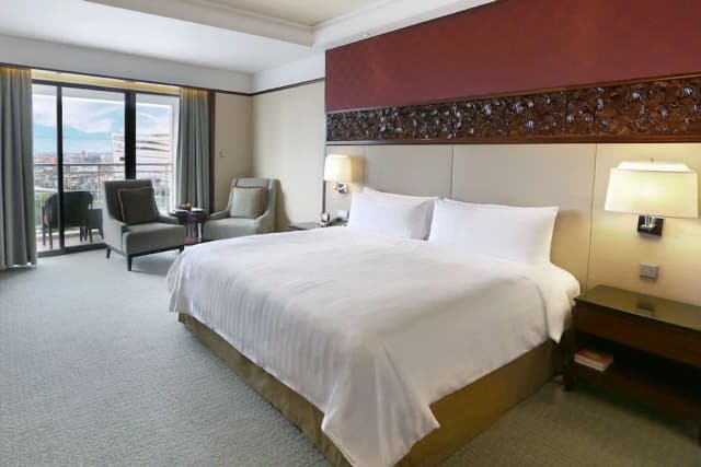 Shangri-La Bangkok-尊贵客房, 1 张特大床, 阳台-1
