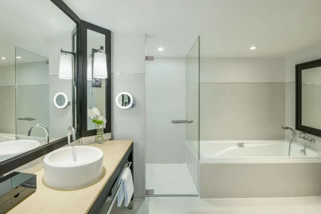 Millennium Hilton Bangkok-Deluxe Room, 1 King Bed, River View-4