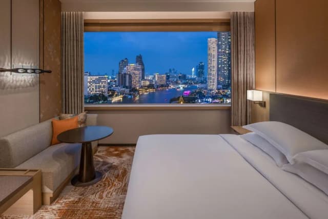 Millennium Hilton Bangkok-Deluxe Room, 1 King Bed, River View-3