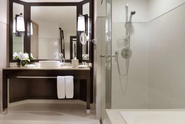 Millennium Hilton Bangkok-Deluxe Room, 1 King Bed, River View-5