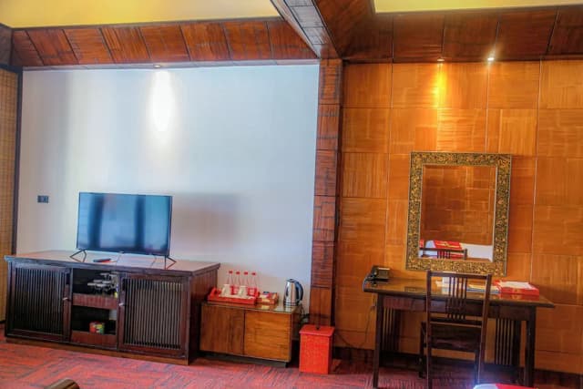 Mom Tri's Villa Royale-Suite (Beach Wing)-6