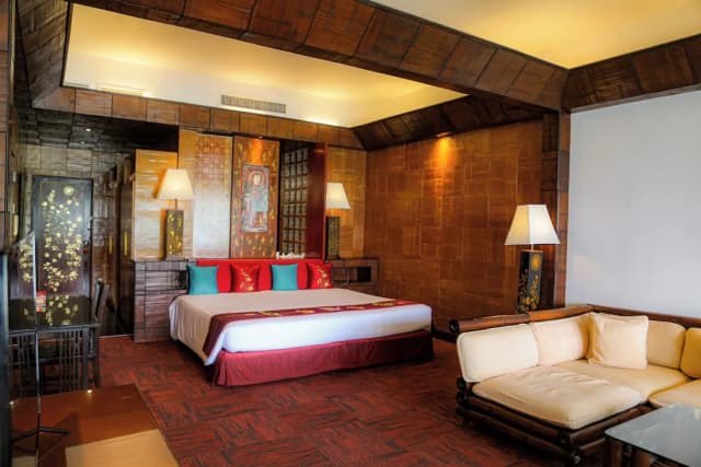 Mom Tri's Villa Royale-Suite (Beach Wing)-3