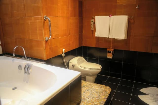 Mom Tri's Villa Royale-Suite (Beach Wing)-7