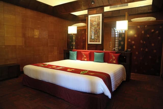 Mom Tri's Villa Royale-Pool Suite-4