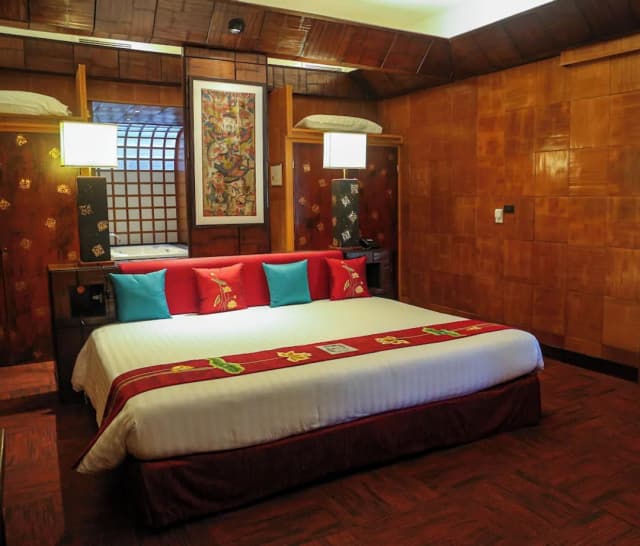 Mom Tri's Villa Royale-Pool Suite-3