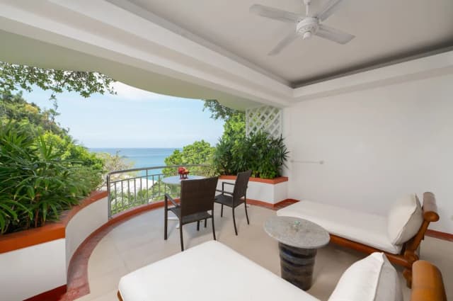 Mom Tri's Villa Royale-Standard Suite (Royal Wing)-3