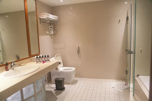 Mom Tri's Villa Royale-Standard Suite (Royal Wing)-9