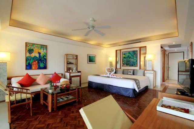 Mom Tri's Villa Royale-Standard Suite (Royal Wing)-2