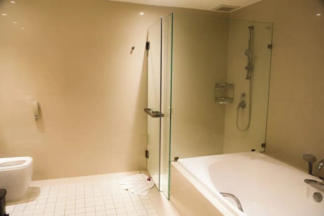 Mom Tri's Villa Royale-Standard Suite (Royal Wing)-8