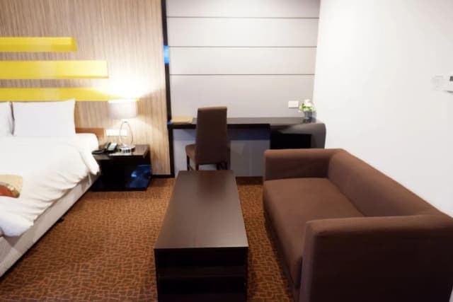 Siam Oriental Hotel-Siam Deluxe Double Bed-4