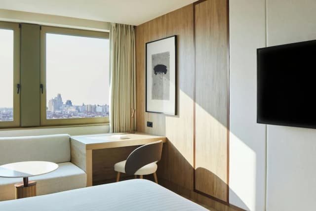 馬德里公主廣場酒店-高級客房, 1 張特大雙人床及 1 張梳化床-4