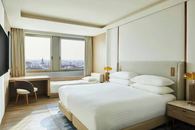 馬德里公主廣場酒店-高級客房, 1 張特大雙人床及 1 張梳化床-7