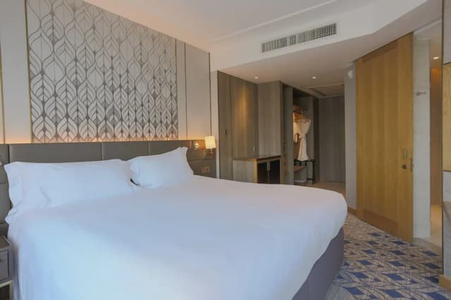 Centara Grand at CentralWorld-Deluxe Hollywood-2