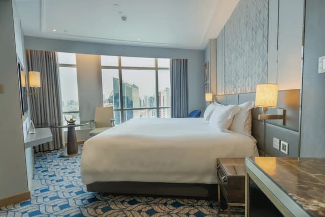 Centara Grand at CentralWorld-Deluxe Hollywood-1