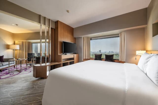 Centara Grand at Central Plaza Ladprao Bangkok-华丽套房, 1 张特大床 (Premium Deluxe Club)-1