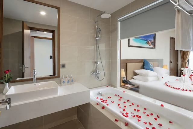 Miracle Luxury Hotel-Senior Double or Twin Room, Sea View-3