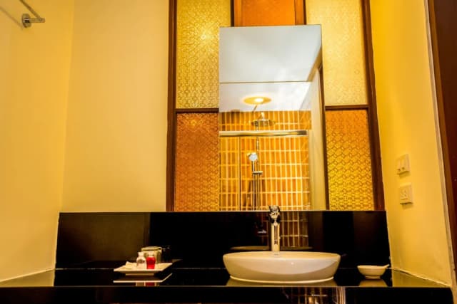 The Signature Hotel Thapae-Premier Twin Room-5