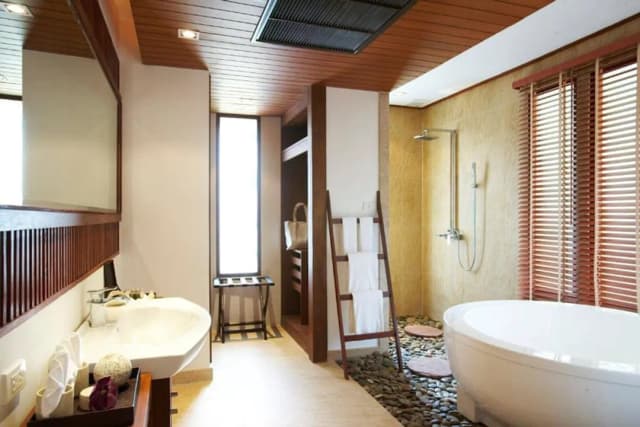 더 사란-스위트, 분사식 욕조-6