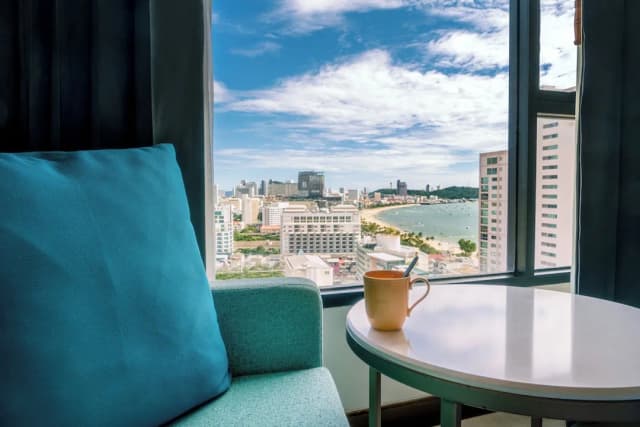 Mytt Hotel Pattaya-Premier Lux King Bed-4