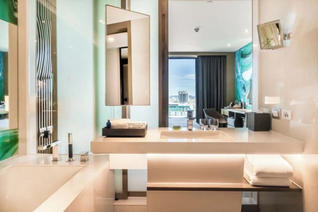 Mytt Hotel Pattaya-Premier Lux King Bed-6