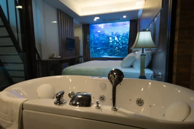V20ブティックジャクージホテル-Aquarium Suite, 1 King Bed-12