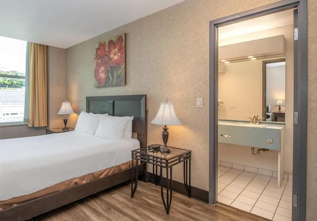 Coast Lonsdale Quay Hotel-Room, 1 Queen Bed-3