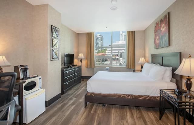 Coast Lonsdale Quay Hotel-Room, 1 Queen Bed-1