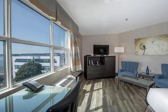 Coast Lonsdale Quay Hotel-Premium Room, 1 King Bed-2