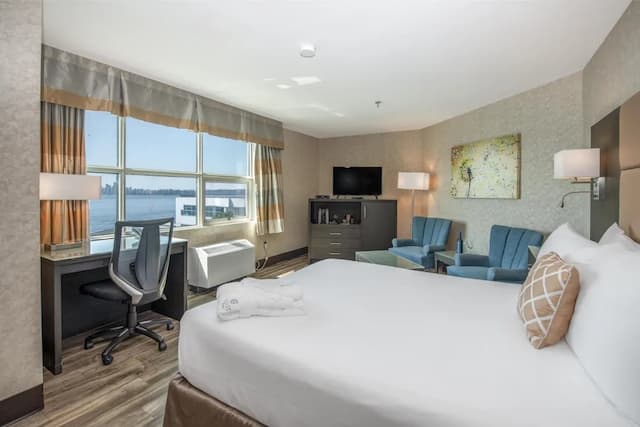 Coast Lonsdale Quay Hotel-Premium Room, 1 King Bed-1