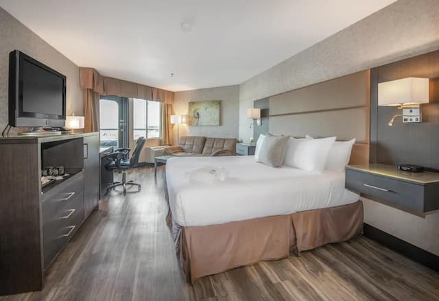 Coast Lonsdale Quay Hotel-Premium Room, 1 King Bed, Patio (Coast)-2