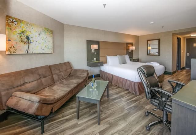 Coast Lonsdale Quay Hotel-Premium Room, 1 King Bed, Patio (Coast)-3